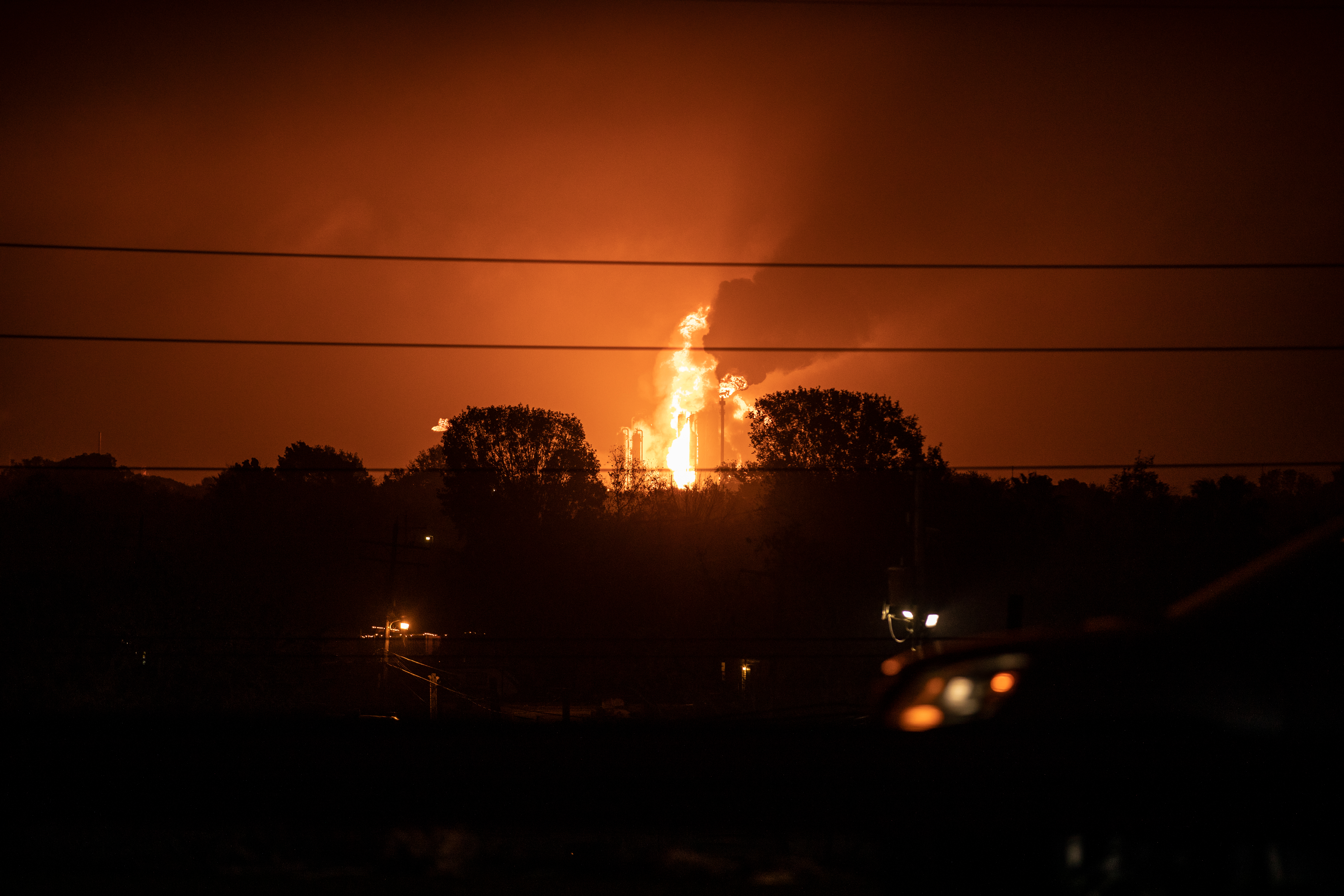 Два резервуара с топливом загорелись в порту Темрюка при атаке БПЛА 