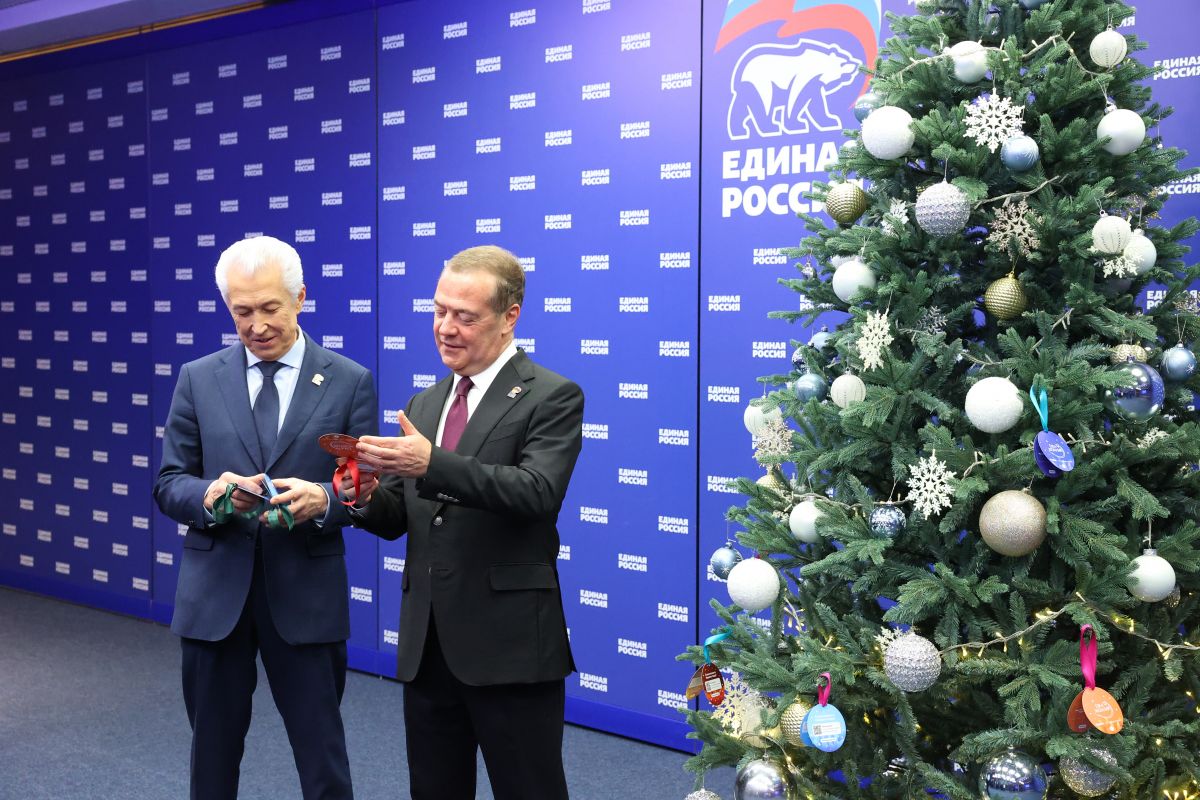 Медведев исполнит новогодние мечты четырёх ребят из разных регионов РФ