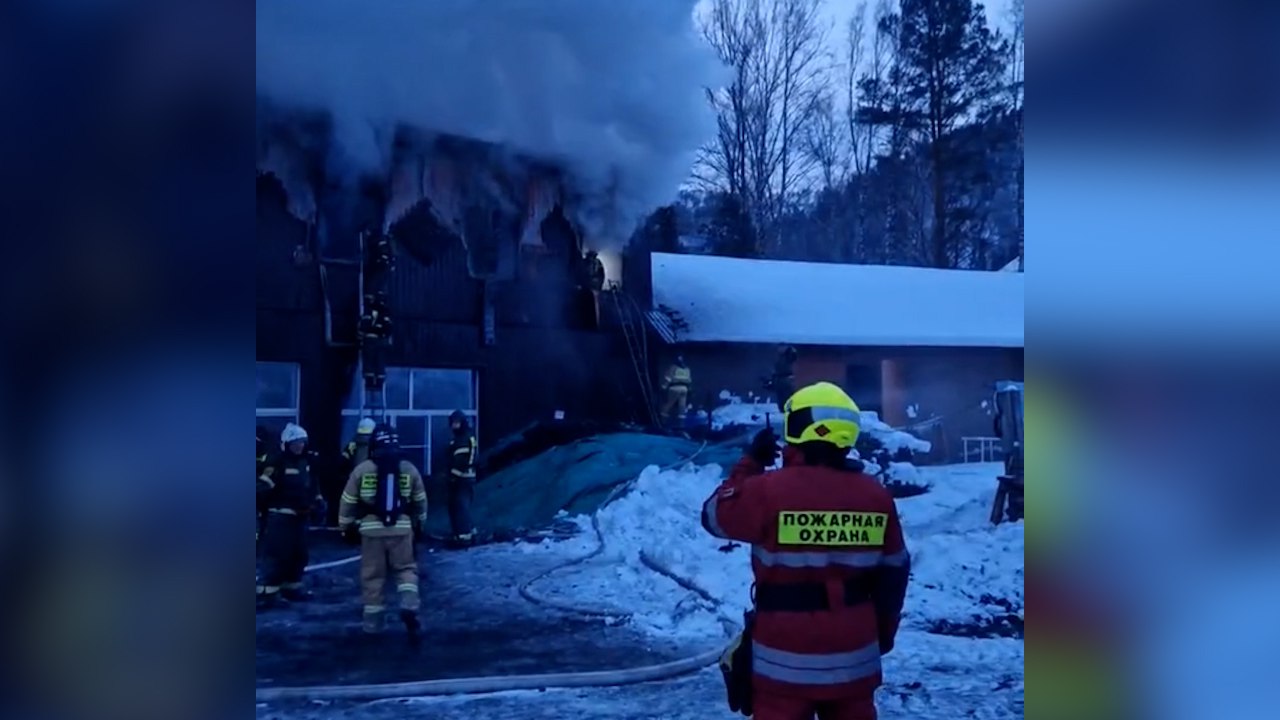 Пожар вспыхнул на туристической базе в Республике Алтай