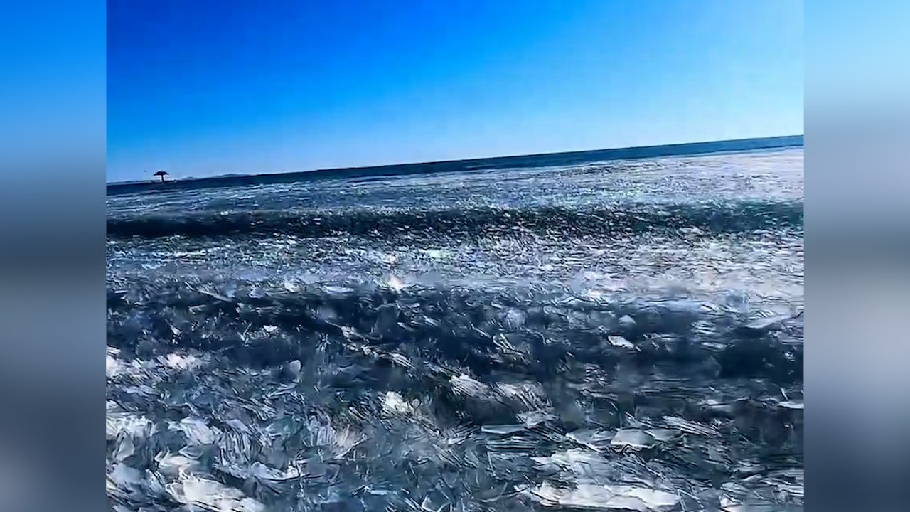 В Китае сняли на видео невероятные ледяные волны на озере Хулун