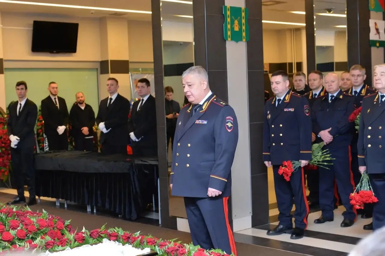 Тысячи полицейских в Москве провожают в последний путь погибших при взрыве сотрудников ДПС
