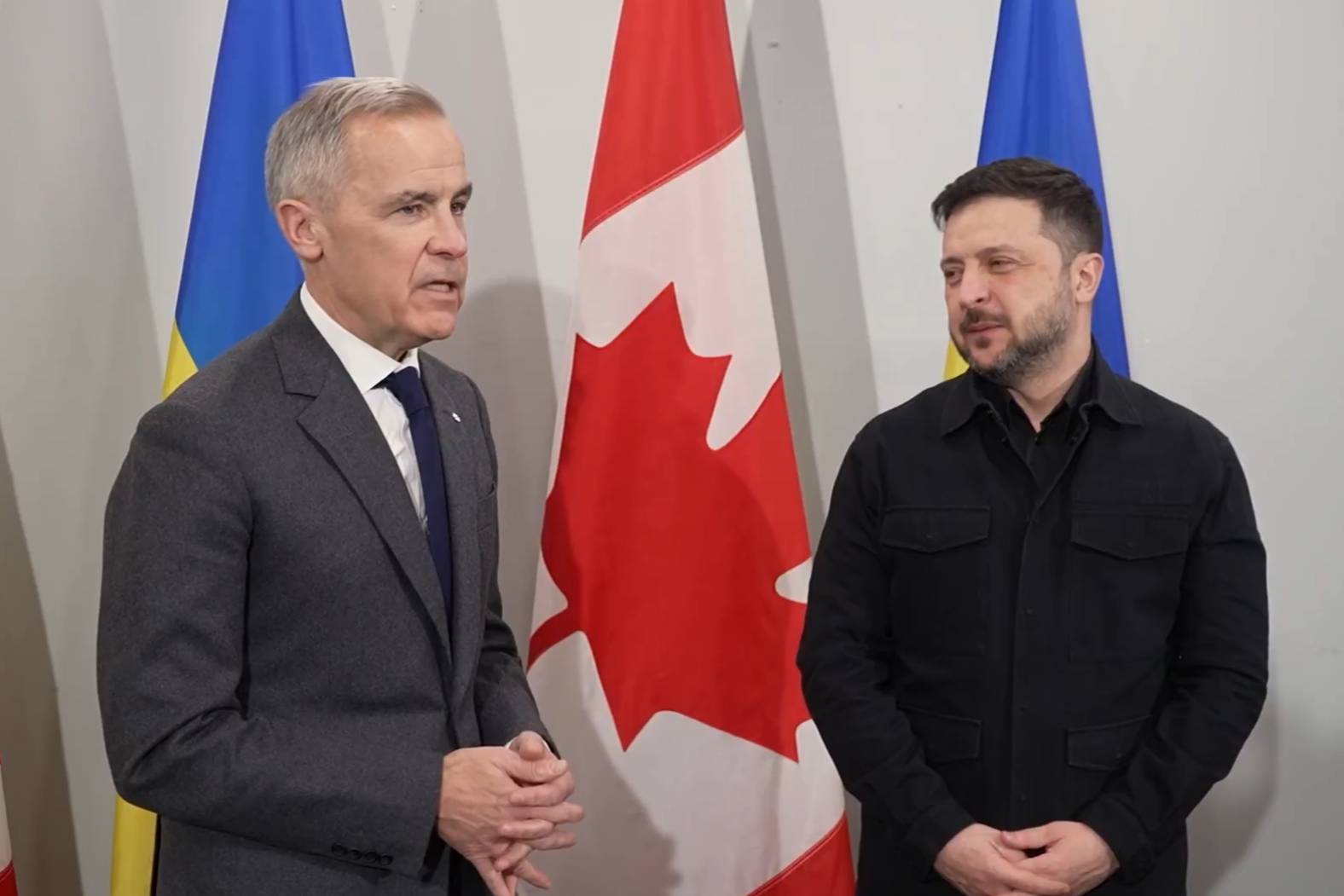 Зеленский молча кивнул в ответ на заявление Карни о роли России в урегулировании