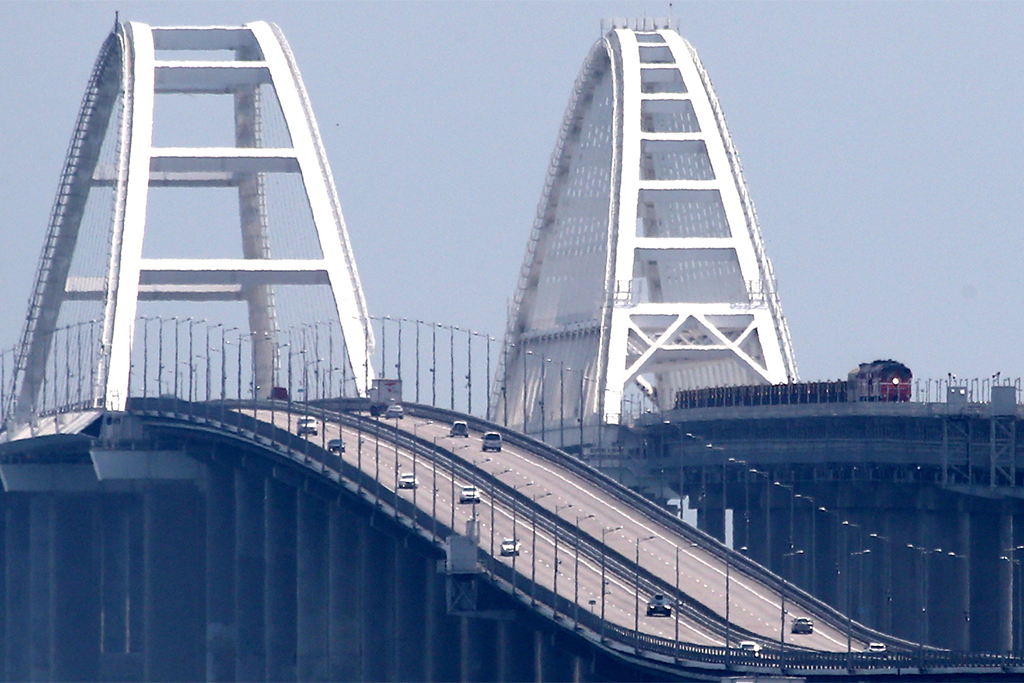 Движение по Крымскому мосту временно приостановлено