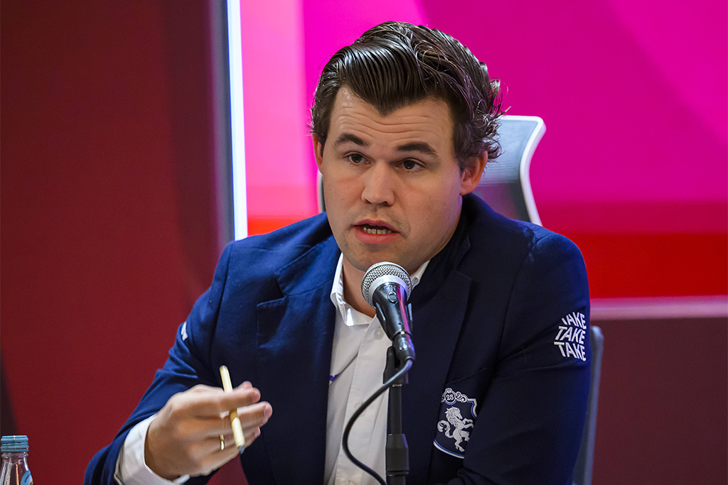 Норвежец Карлсен в ярости толкнул камеру после проигрыша российскому шахматисту &mdash; видео