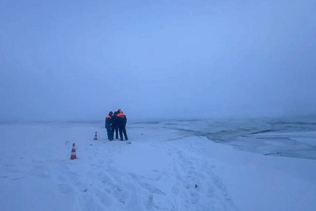 В Якутске под лёд провалился автомобиль с восемью людьми