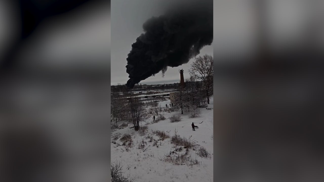 Огромный обувной склад загорелся в Тверской области