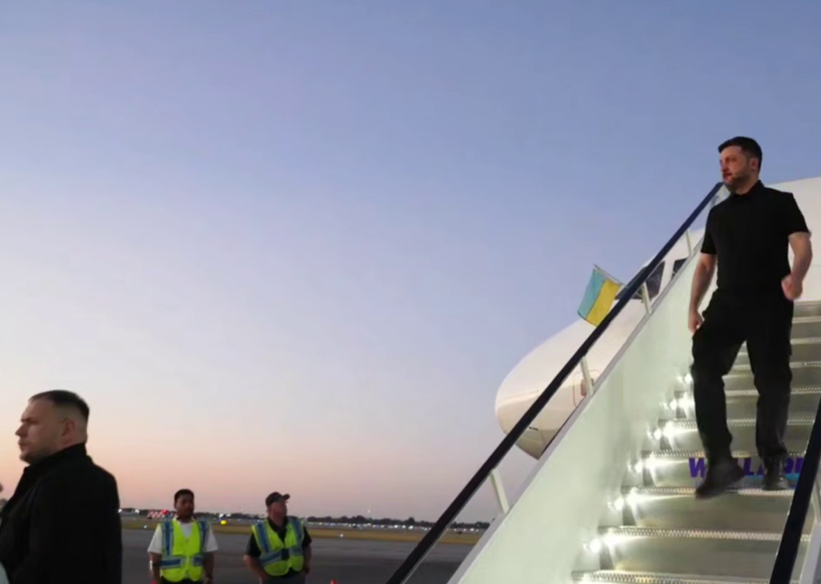 Зеленский прилетел во Флориду на переговоры с Трампом в спортивной одежде