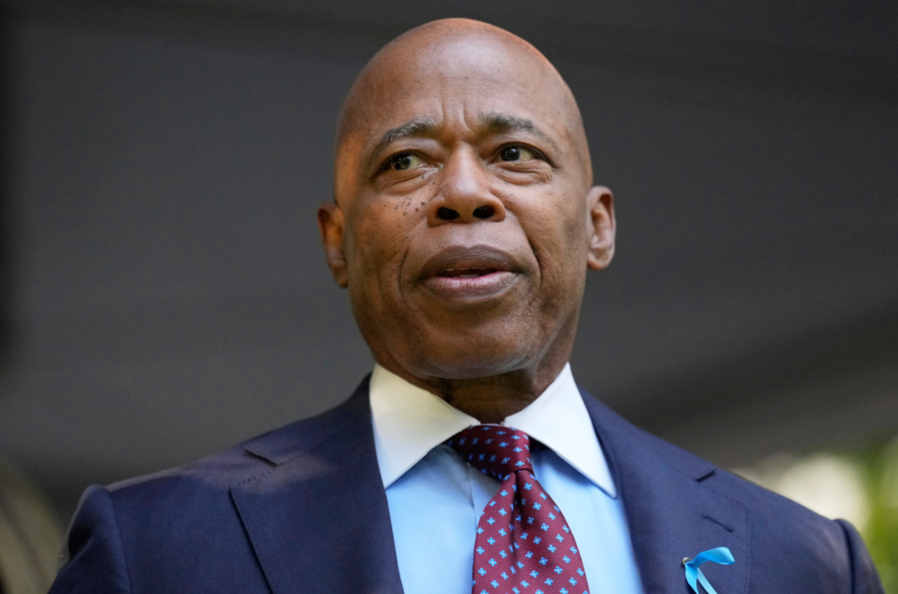 Мэр Нью-Йорка Адамс призвал жителей сидеть дома и &laquo;делать детей&raquo; в снегопад