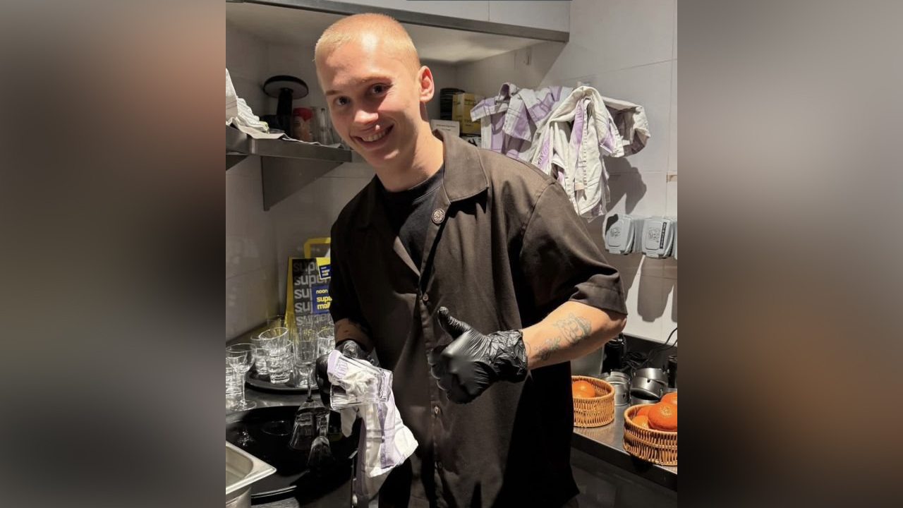 Даня Милохин рассказал, что устроился работать официантом в Дубае