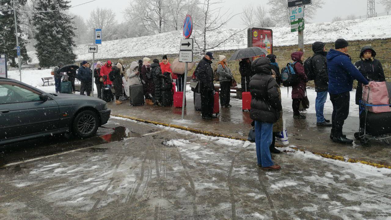 Сотни эстонцев выстроились в очередь на границе России в преддверии праздников