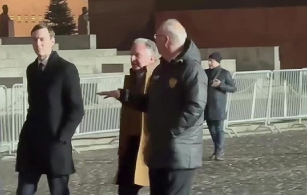 Куртку, в которой Дмитриев гулял с Уиткоффом и Кушнером, раскупили