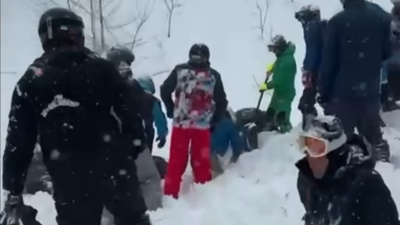 На горнолыжке в Сочи 10-летнюю девочку и её отца накрыло снежной лавиной