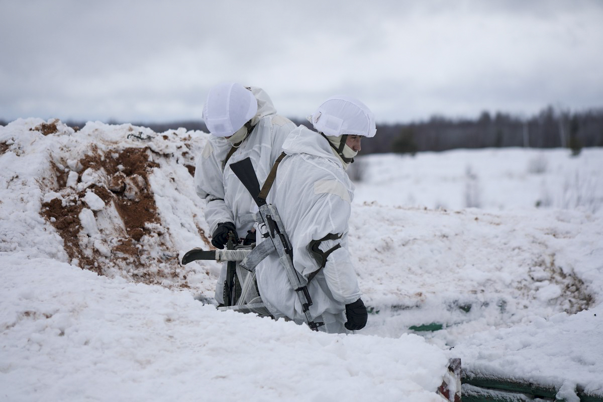 ВС РФ уверенно продвигаются вглубь обороны противника, заявил Герасимов
