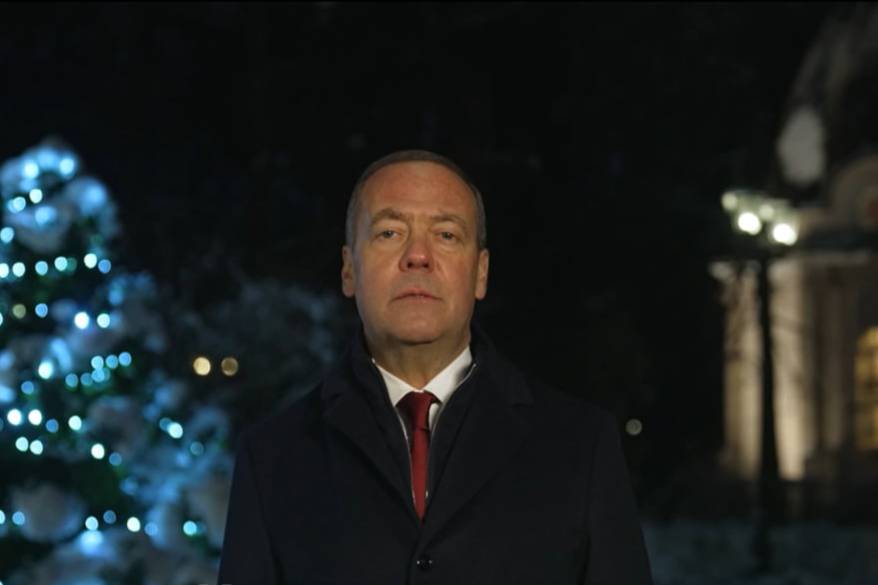 Медведев в новогоднем поздравлении заявил, что искренне верит в скорую победу России