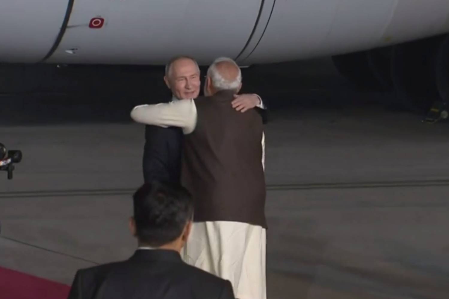 Моди у трапа и танцовщицы в сари: Появилось видео встречи борта Путина в Нью-Дели