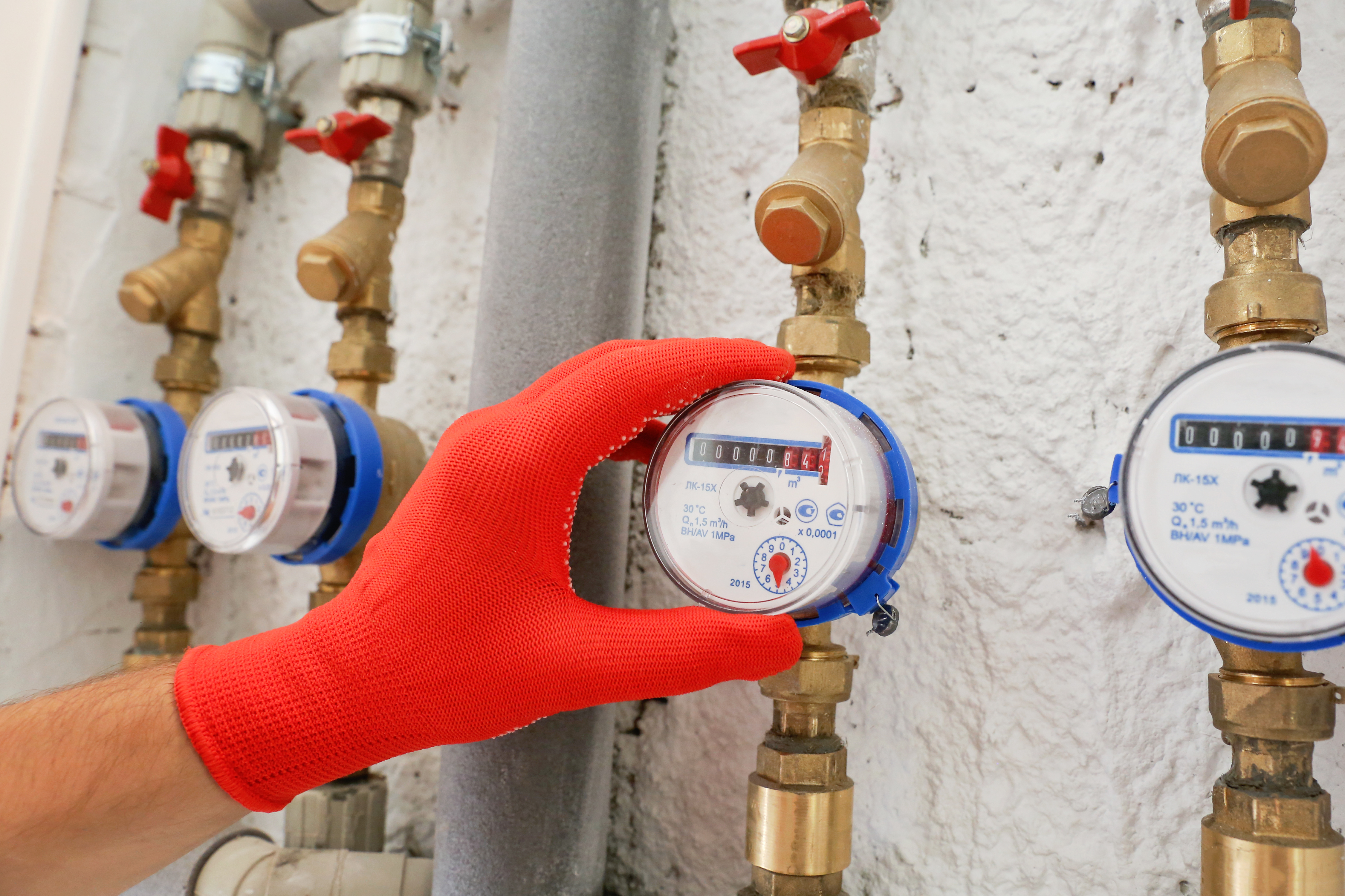 Экономия или затраты? Эксперт по ЖКХ назвал плюсы и минусы оплаты только по общедомовому счётчику