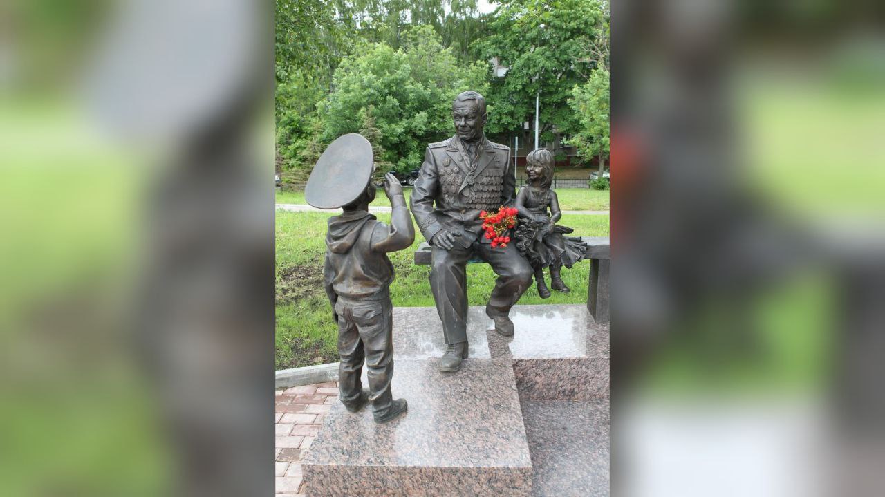 На бойца ММА завели дело об осквернении памятника ветеранам МЧС в Москве