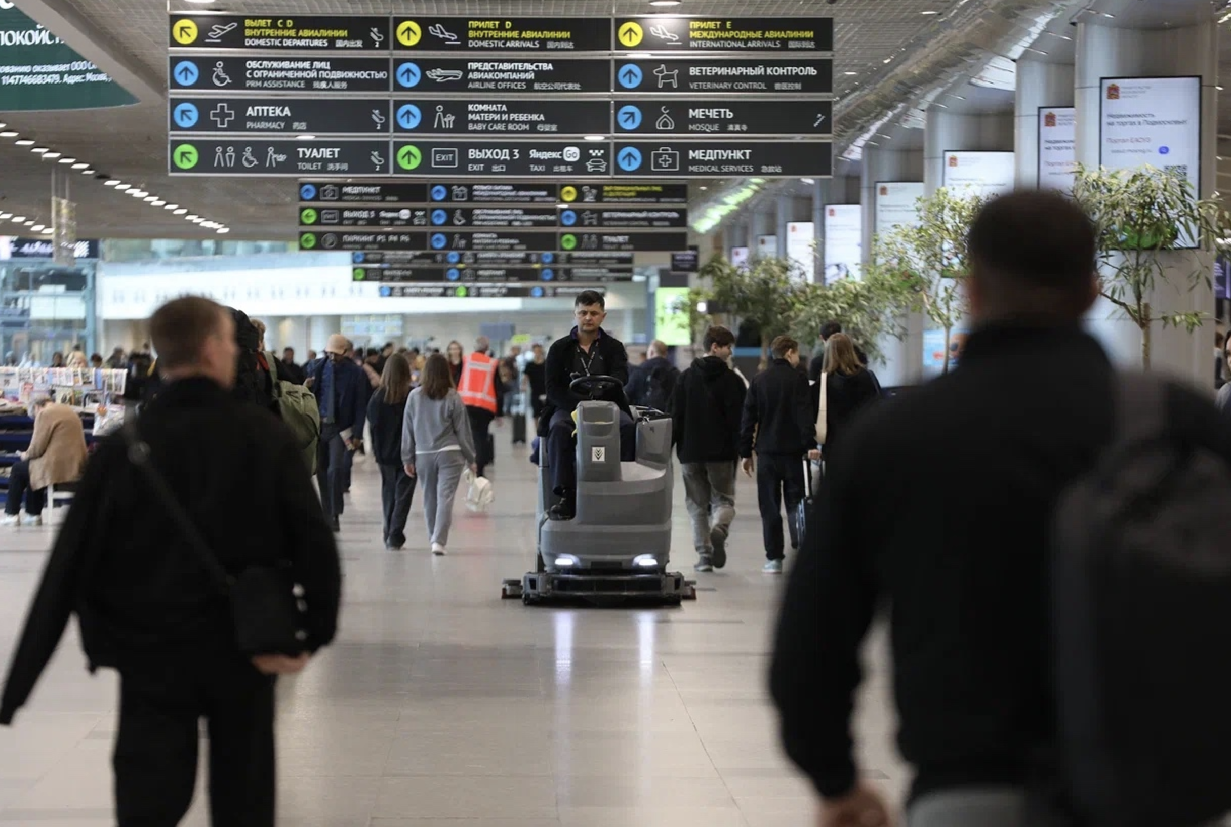 Аэропорт Грозного приостановил работу второй раз за утро