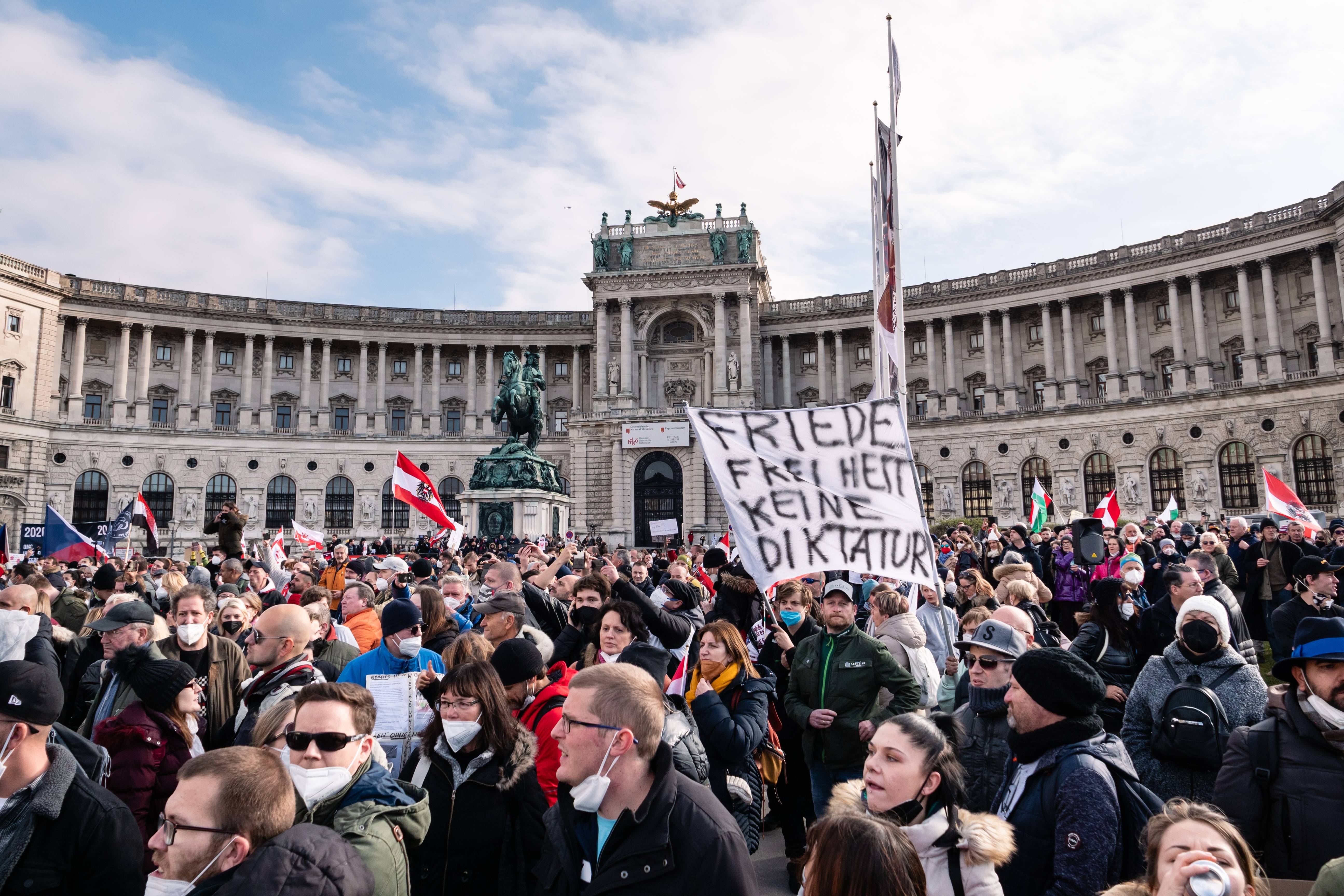 В Вене проходит акция против правительства и вступления в НАТО