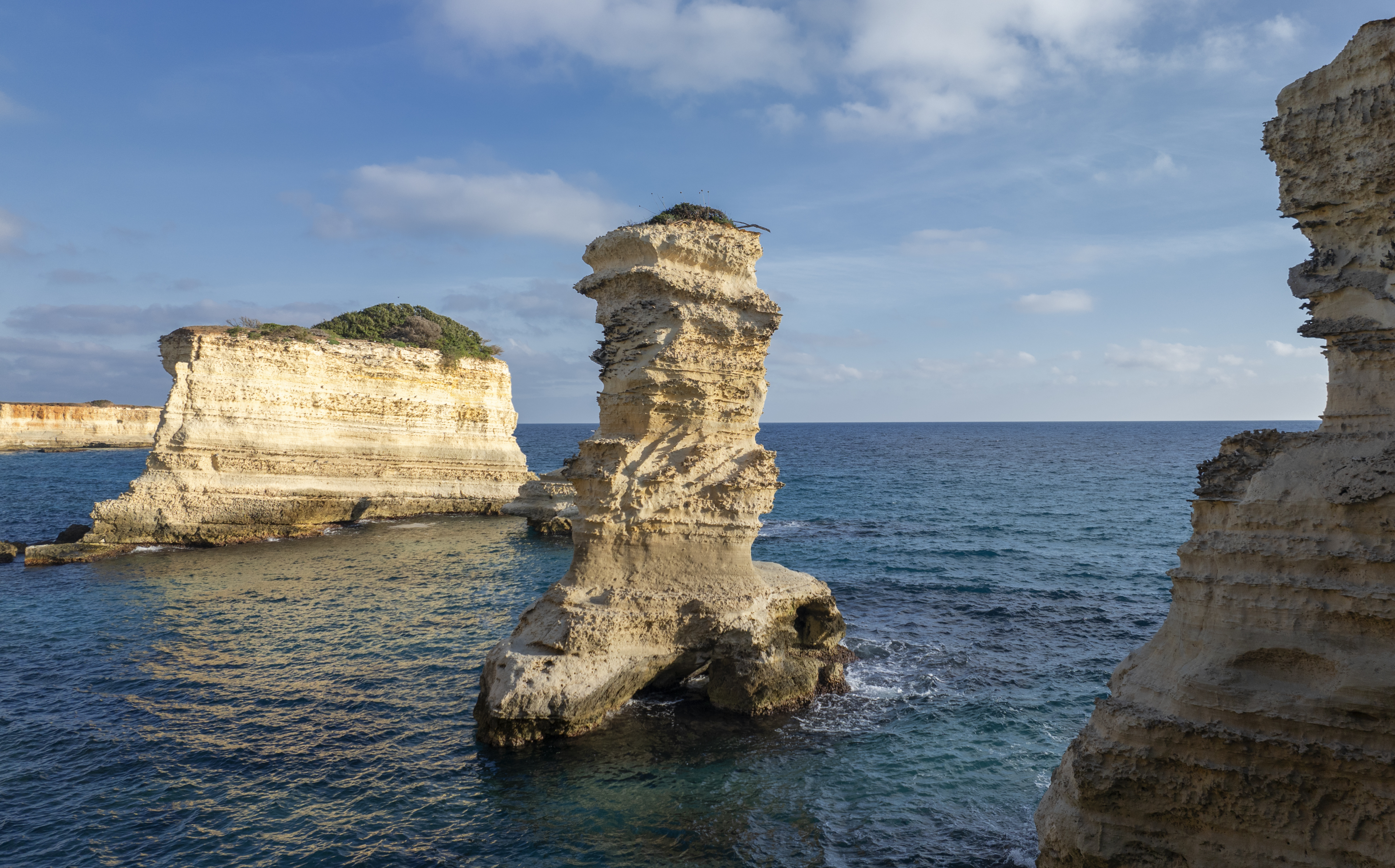 Россиян унесло в море вместе с домом на колёсах во время шторма в Турции