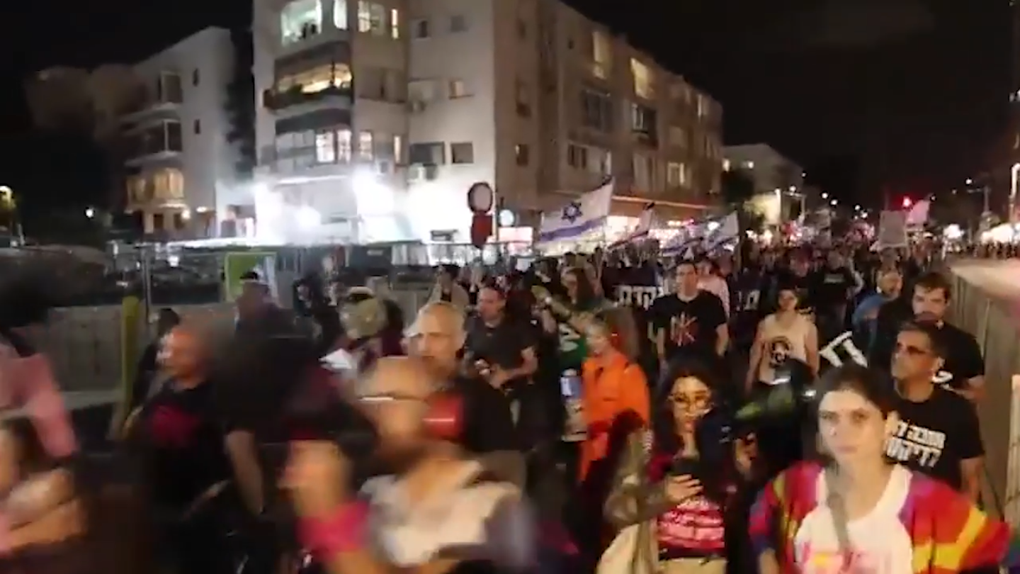 Сотни жителей Тель-Авива требуют отставку Нетаньяху и расследования по ХАМАС 