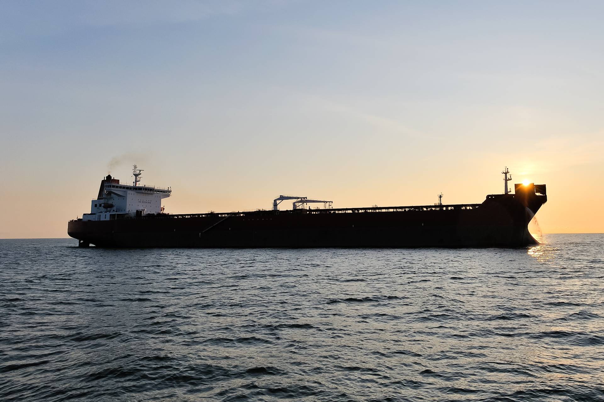 Эвакуацию экипажа с терпящего бедствие танкера в Чёрном море остановили из-за шторма