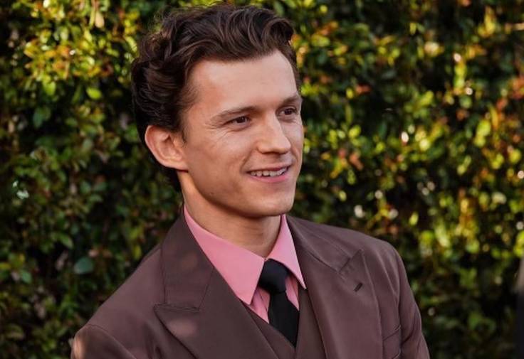 Россияне атаковали соцсети Тома Холланда, потребовав вернуть деньги Долиной