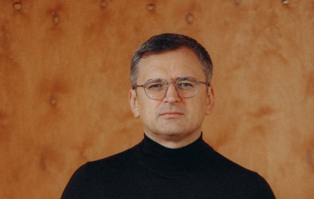 Обещавший сражаться с Россией лопатами Кулеба объяснил, почему не идёт на фронт