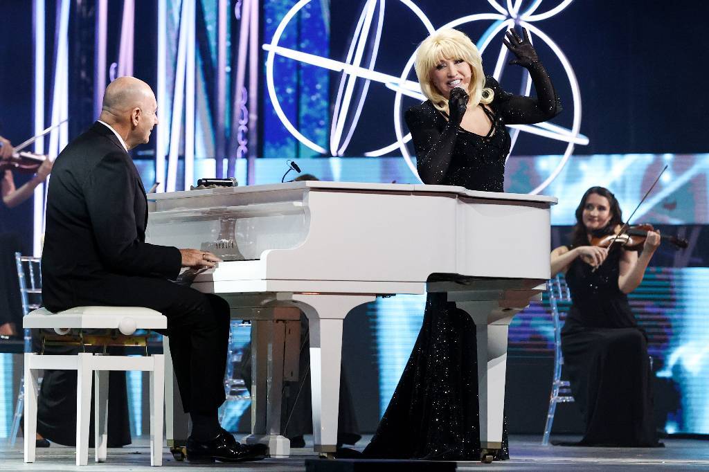 Аллегрова отказалась брать шикарный букет от поклонника на концерте