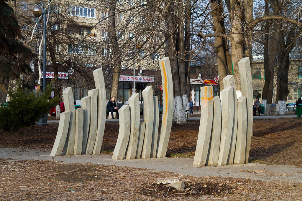 В Саратове пропала инсталляция против насилия в семье, которую прозвали «памятником картошке фри»