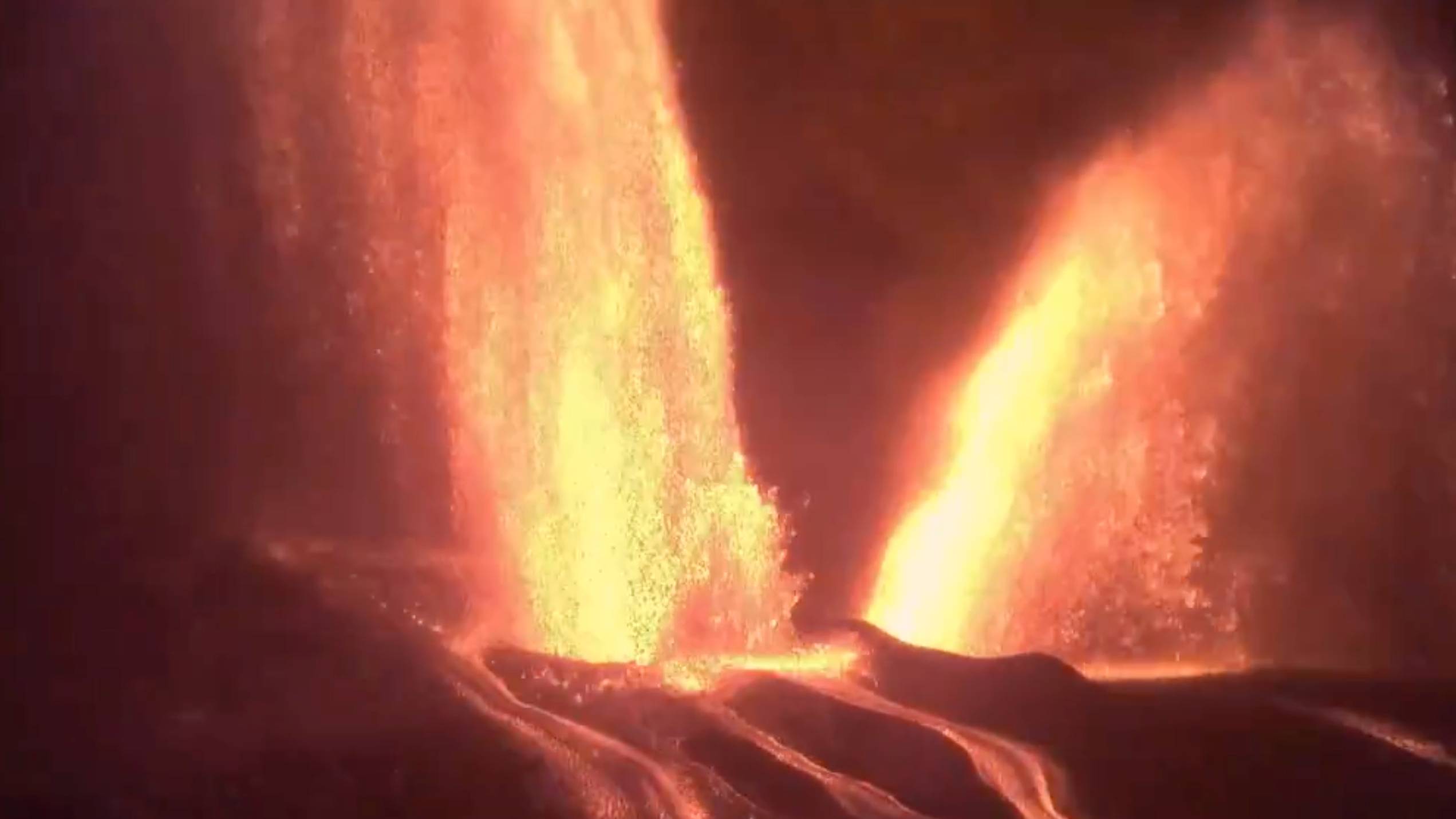 Тройной вулкан лавы: Появилось устрашающее видео извержения вулкана на Гавайях