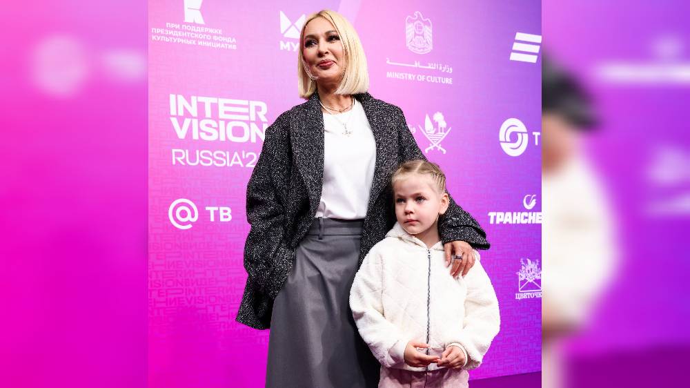 Картину дочки Леры Кудрявцевой на школьном аукционе купил легендарный хоккеист