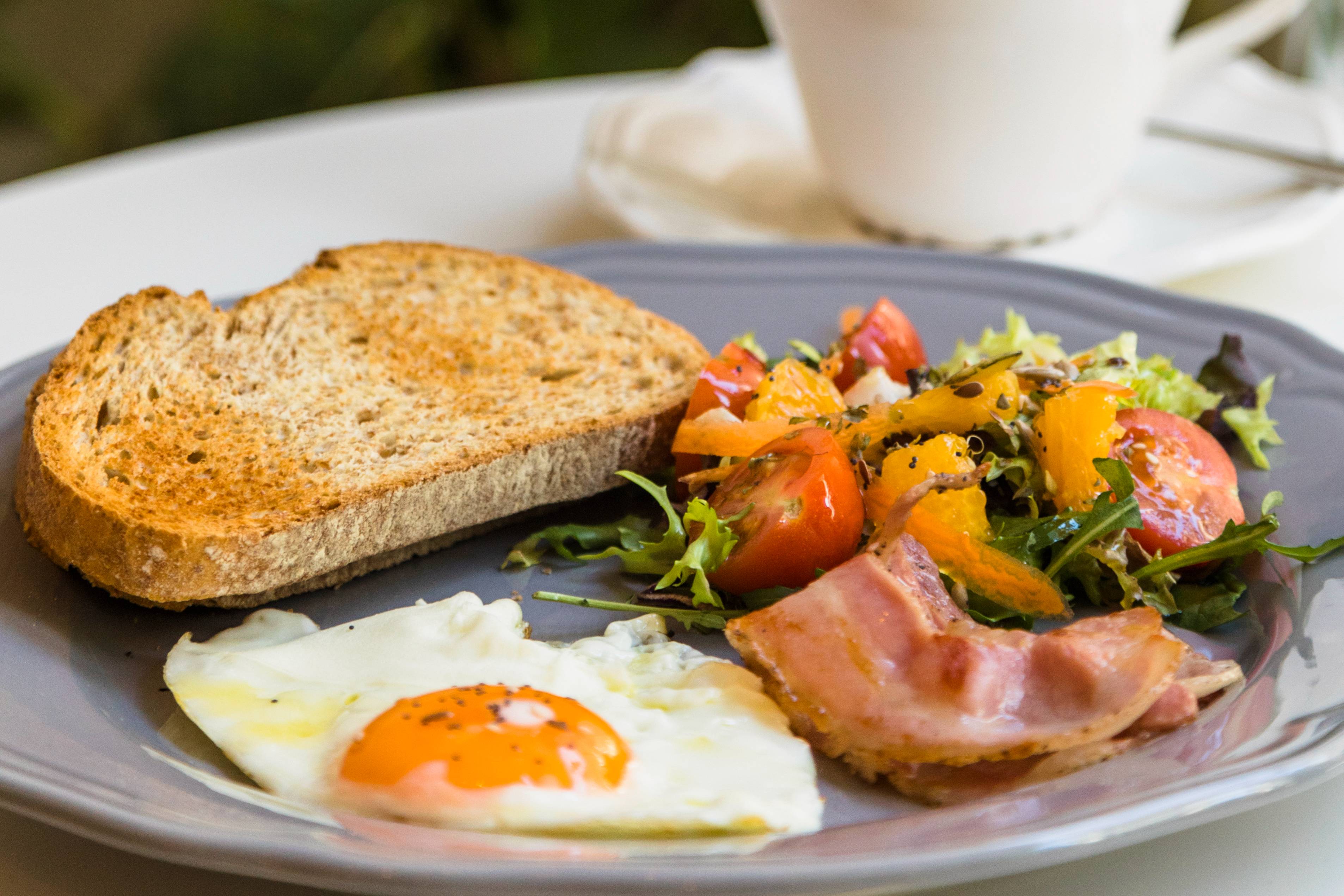 Диетолог рассказала, почему не стоит пропускать завтрак по утрам