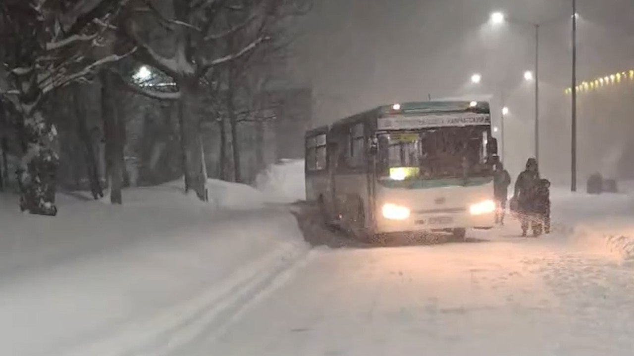 Мощный циклон обрушился на Петропавловск-Камчатский, вызвав транспортный коллапс