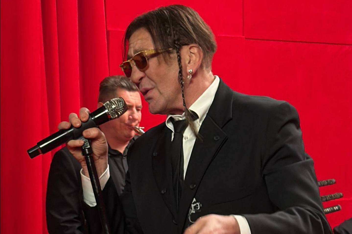 С косичкой и серьгой: Григорий Лепс удивил поклонников новым имиджем