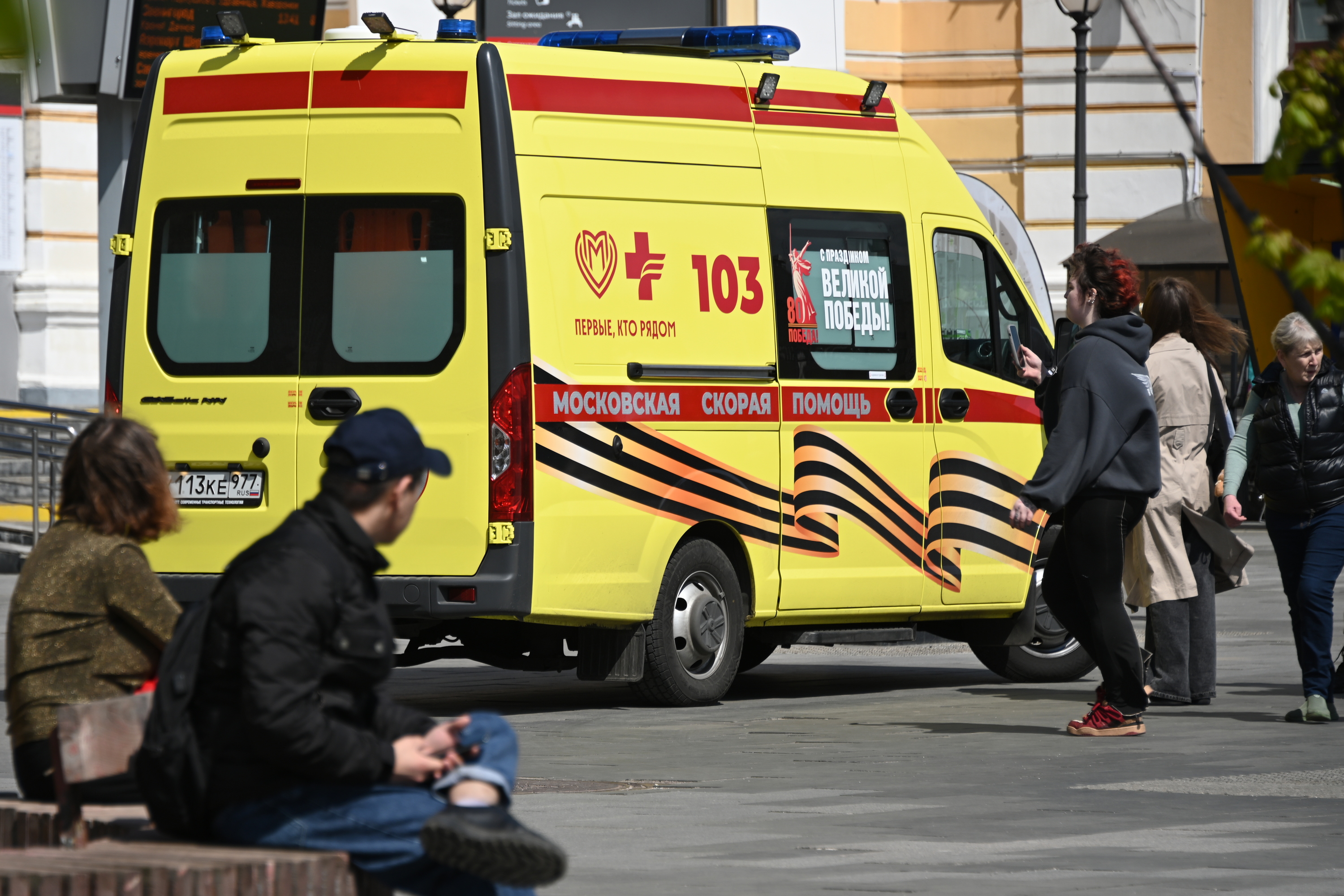 Чернышов предложил платить 13-ю зарплату медикам и учителям

