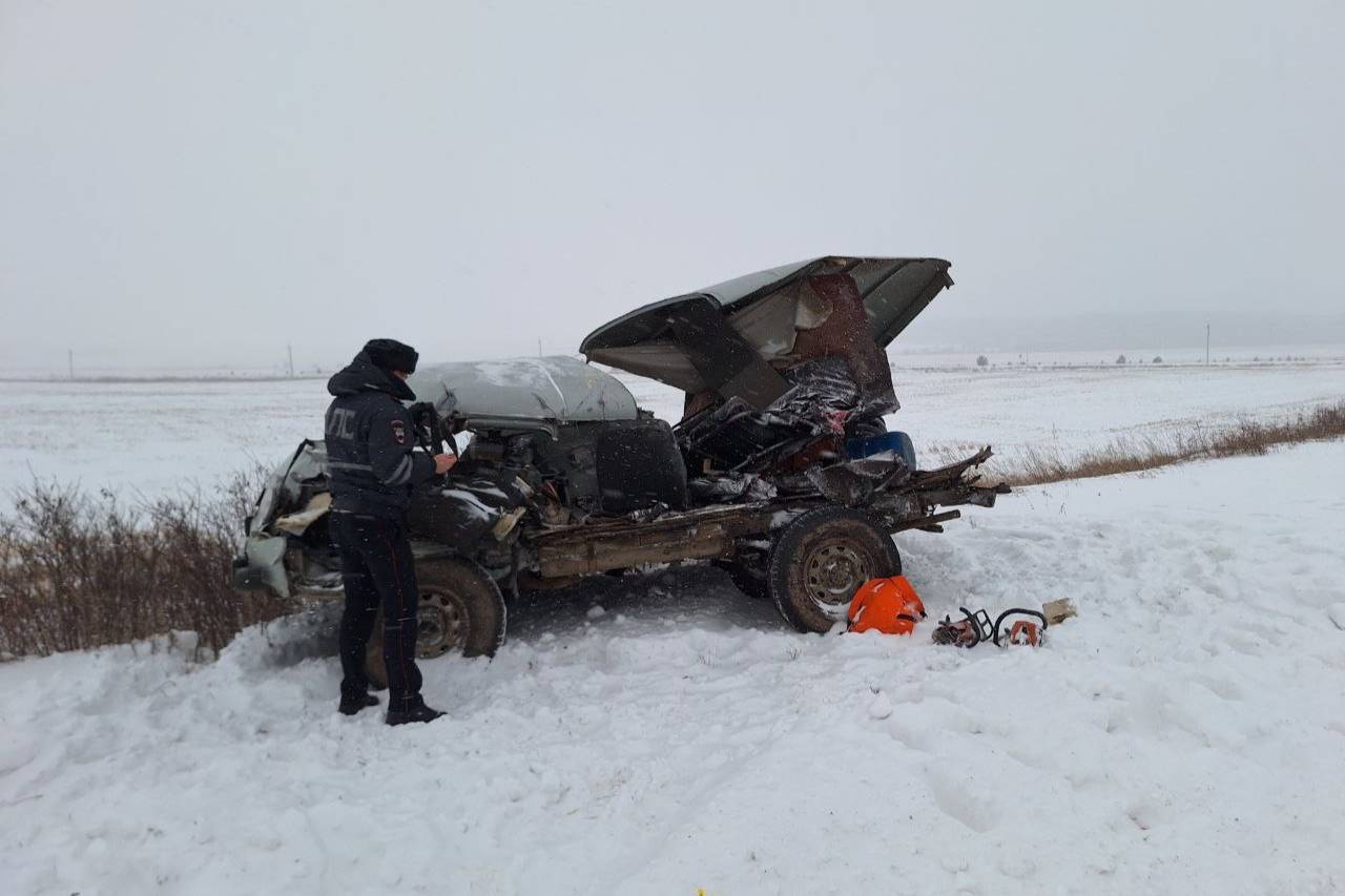 «Буханка» врезалась лоб в лоб в «Газель» на трассе под Екатеринбургом, есть погибший 