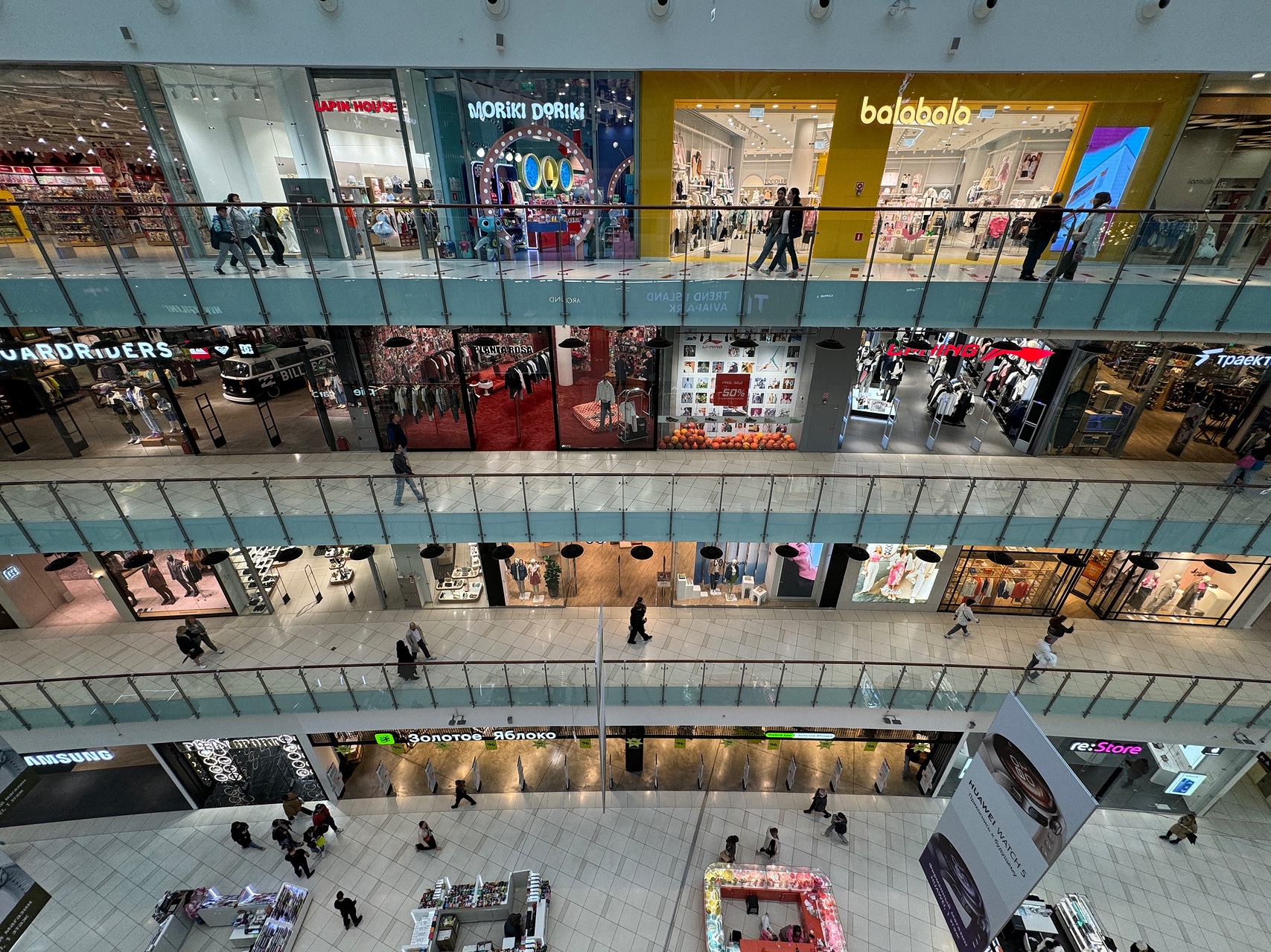 В России предложили ужесточить ответственность за иностранные вывески 