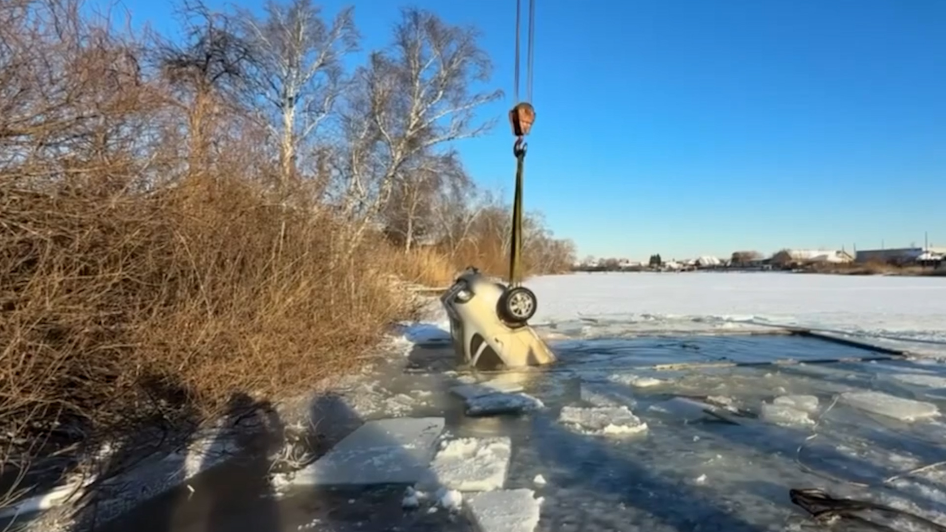 В Курганской области автомобиль провалился под лёд озера, водитель погиб
