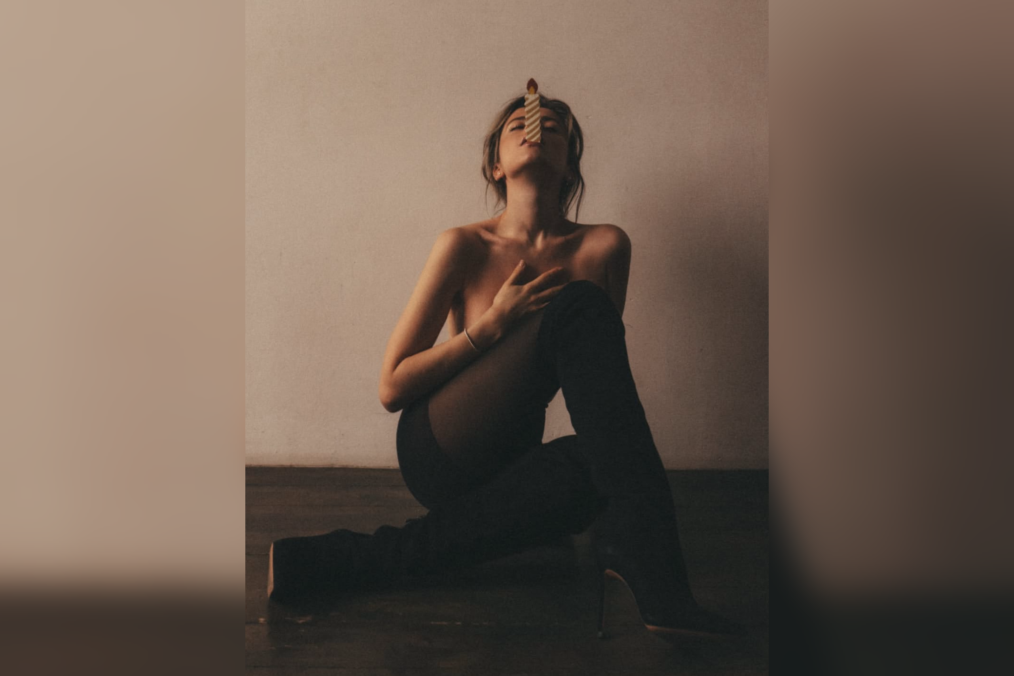 Новая возлюбленная Родригеза снялась с обнажённой грудью в день рождения