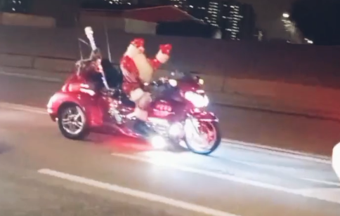 Байкер в костюме Деда Мороза промчался по Москве на трицикле
