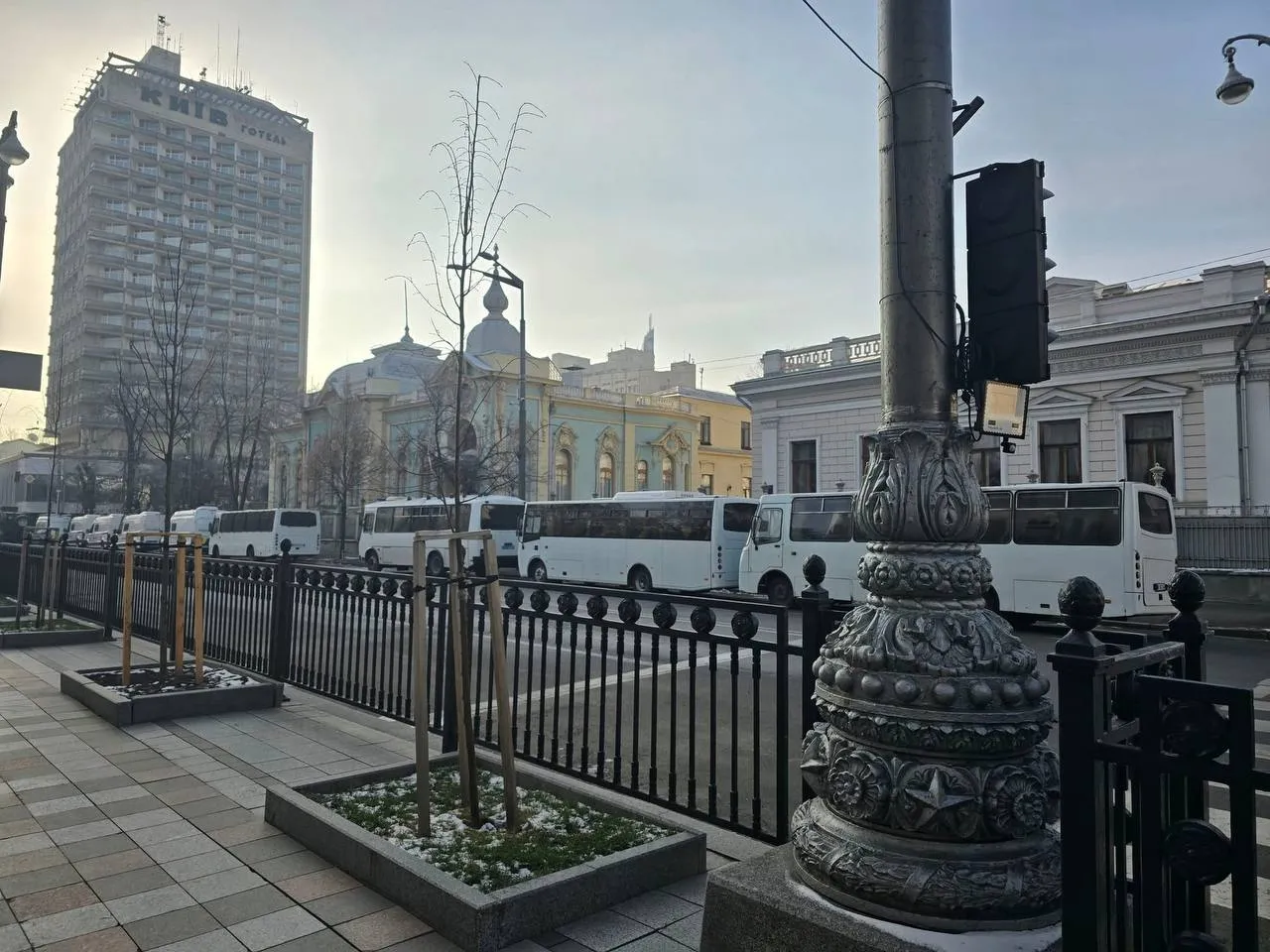 Автозаки выстроились на парад у здания Рады