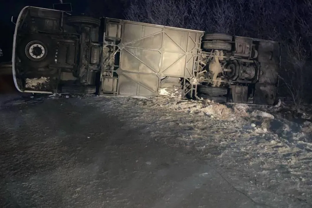 Пассажирский автобус перевернулся в Тверской области, есть пострадавшие