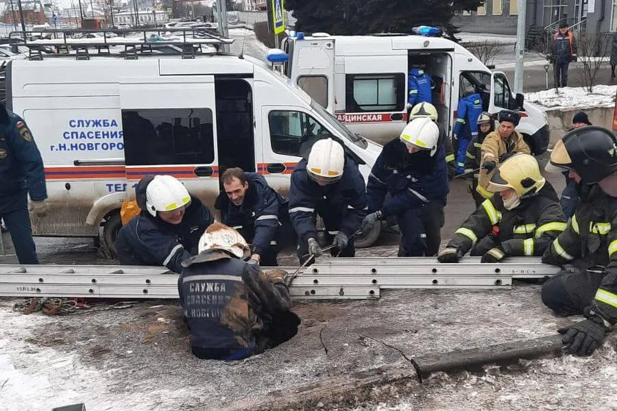 Нижегородец срезал путь на работу и провалился в 10-метровую яму