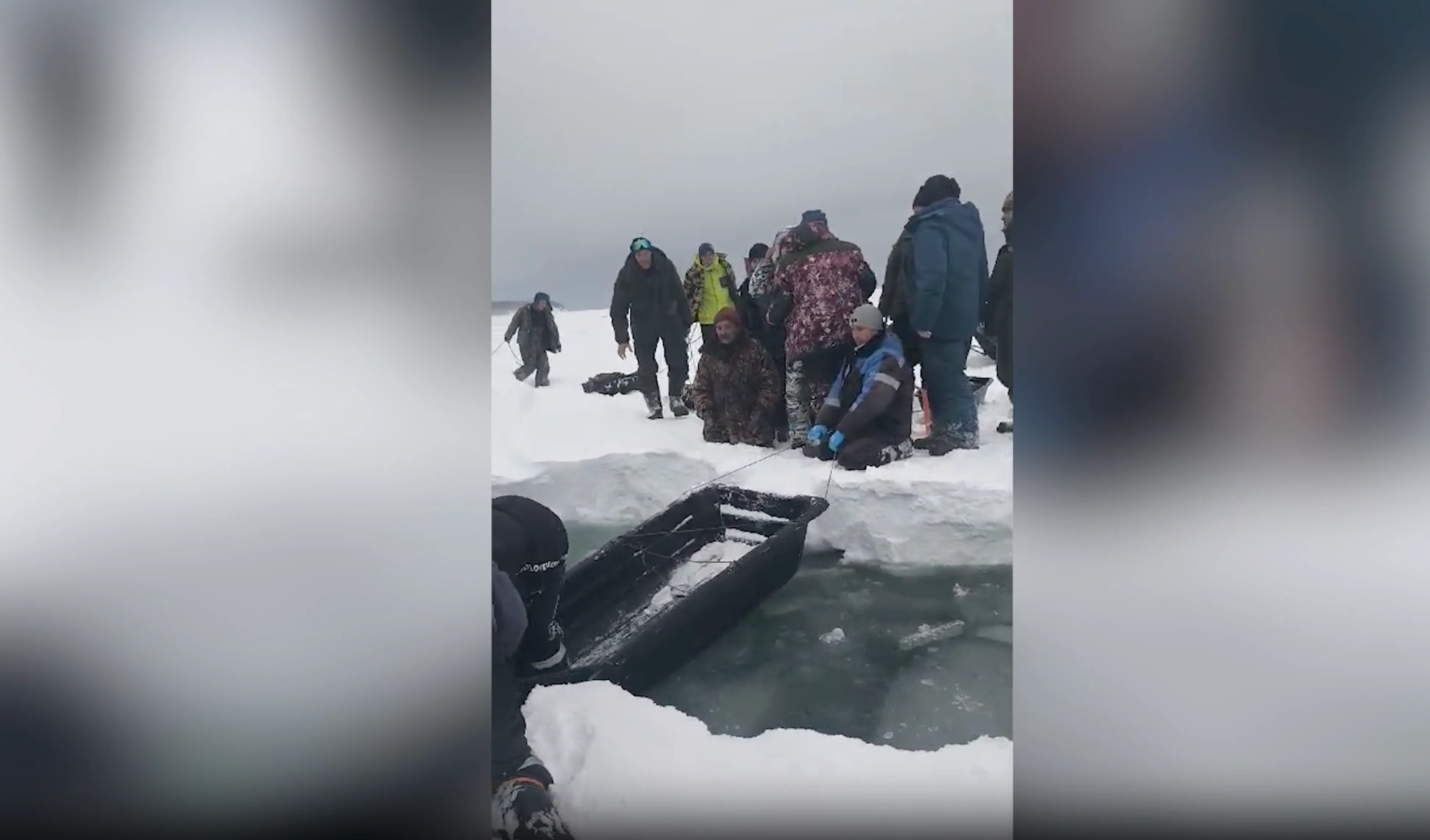 Льдина с сотнями рыбаков пустилась в дрейф по Охотскому морю. Видео с дрона