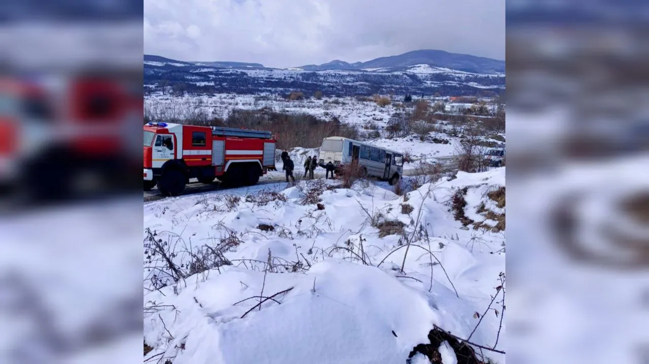 В Южной Осетии автобус с пассажирами сошёл с проезжей части и завис над обрывом