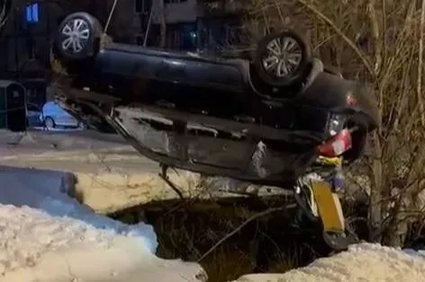 Гигантская дыра «засосала» легковушку в Уфе — видео