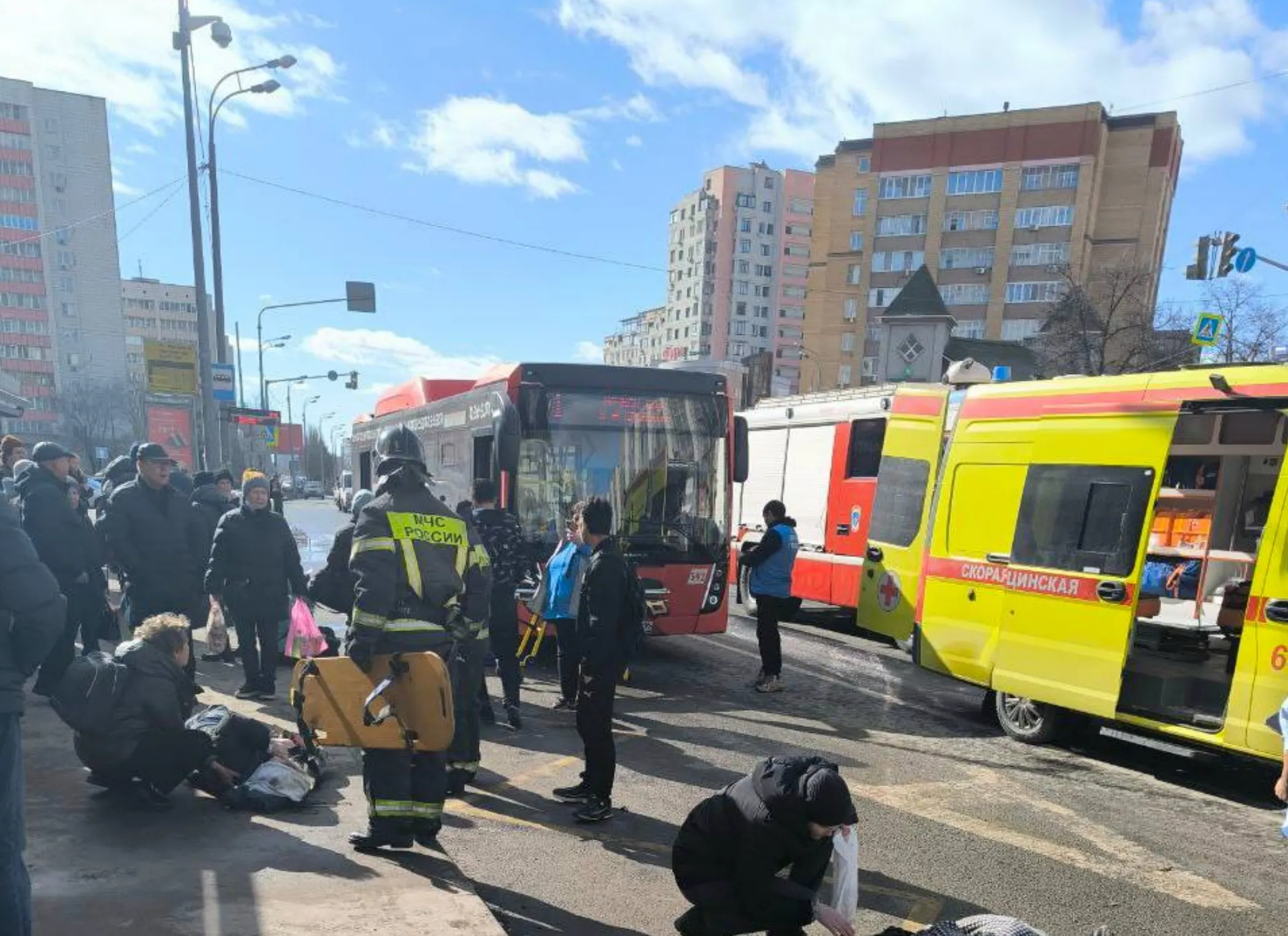 В Казани легковой автомобиль протаранил остановку, 11 человек пострадали