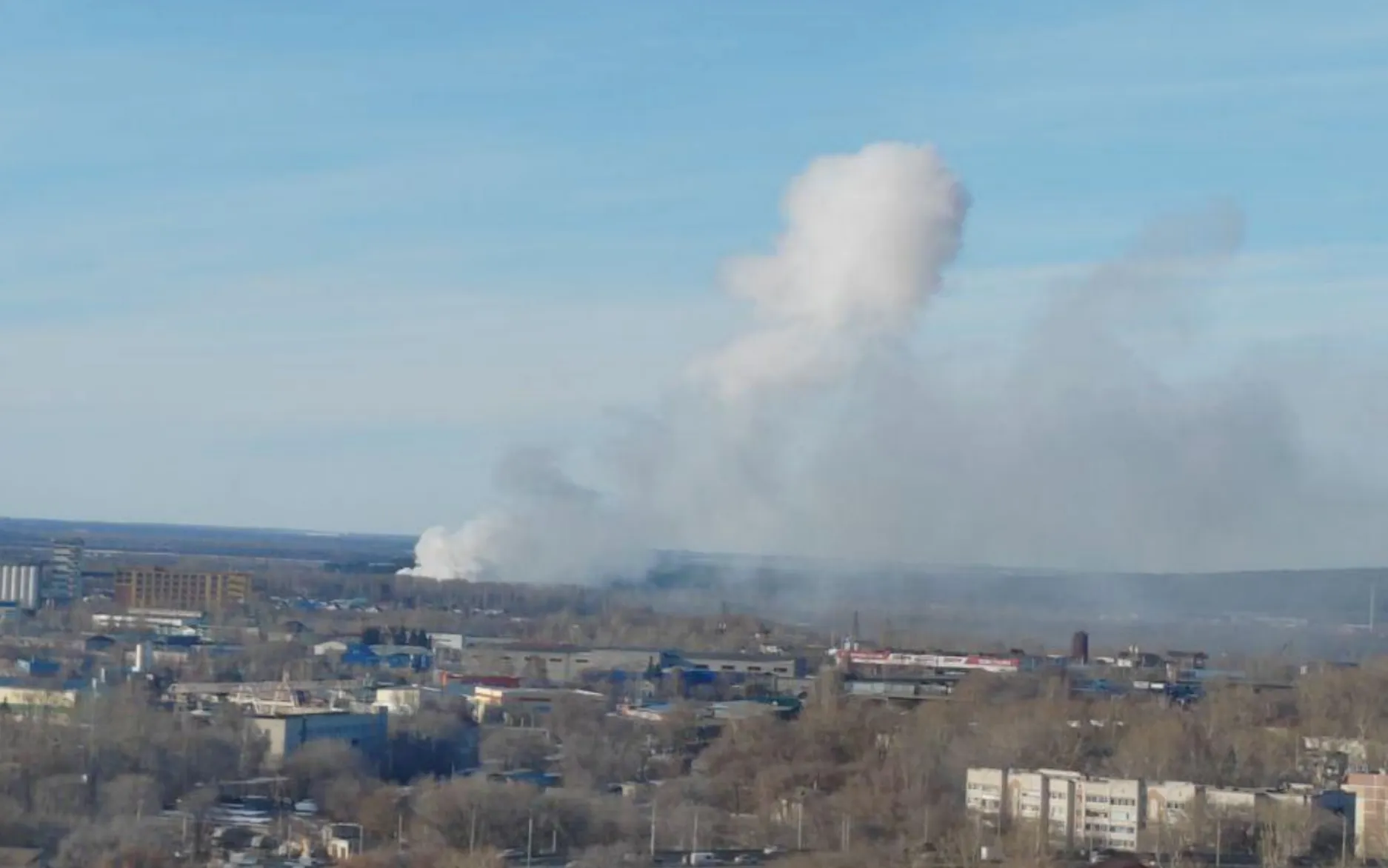 Взрывы и столб дыма: Мощный пожар на заводе под Ульяновском попал на видео