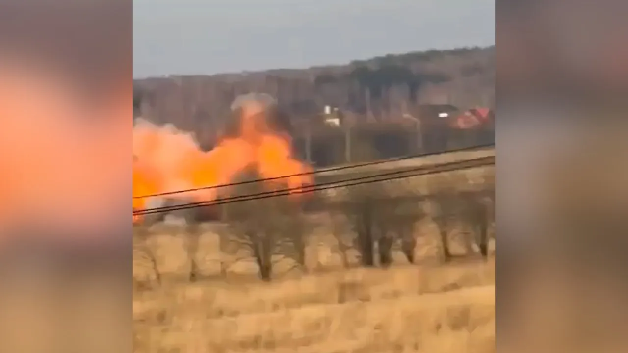 Запутался в проводах: Life.ru публикует видео взрыва БПЛА при попытке атаковать железную дорогу